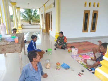 Komsos Dengan Warga, Babinsa Koramil 406-04/Muara Lakitan Koptu Samsul Bahri juga Rutin Pantau Wilayah Binaan.