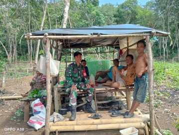 Babinsa Koramil 406-08/Lubuklinggau Sertu M.Tarhib Melaksanakan Komsos Di Wilayah Binaan.