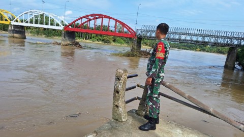 seringnya terjadi banjir akibat luapan sungai rupit Babinsa Koramil 406-03/rupit monitoring kegiatan Gulbencal pengecekan debit air