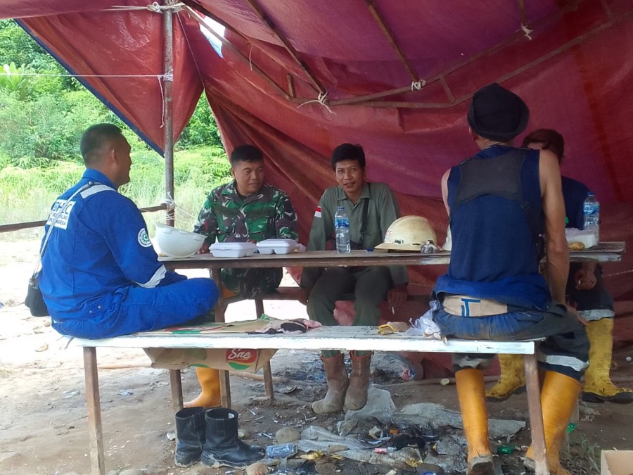 Komsos Dan silaturahmi ke masyarakat di desa Babinsa Koramil 406-02/ rawas ilir Pantau Wilayah Binaan.