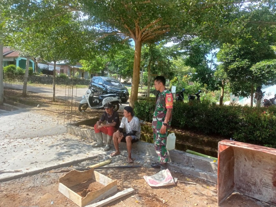 Sinergi TNI Bersama Rakyat, Babinsa Koramil 406-06/Tugumulyo Bantu Bangun Rumah milik masyarakat.