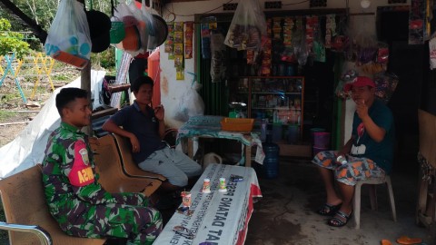 Jalin Keakraban Dengan Warga Binaan, Babinsa Koramil 406-04/Muara Lakitan Lakukan Komsos Secara Intensif di wilayah binaan