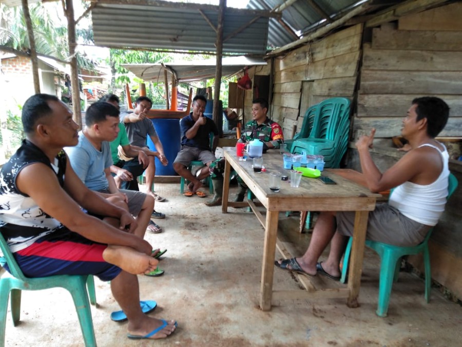 Melalui Komsos Babinsa desa sp 5 Tri agung jaya Serda Wahyu Nugroho Sosialisasikan Bahaya Narkoba di wilayah binaan