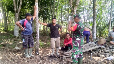 Tidak henti nya babinsa selalu mengayomi masyarakat dengan cara melakukan Komsos Dan silaturahmi ke masyarakat di desa Babinsa Koramil 406-02/ rawas ilir Pantau Wilayah Binaan.
