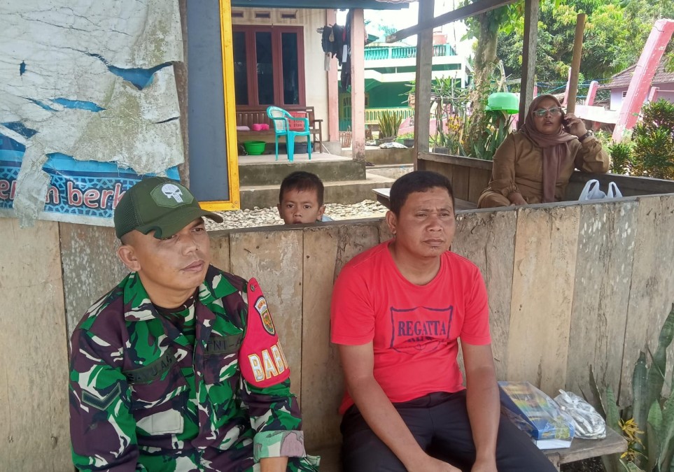 Untuk meningkatkan keamanan bersama babinsa 406-01/rawas ulu Komsos Dengan Perangkat Desa, Bahas Keamanan dan Ketertiban wilayah.