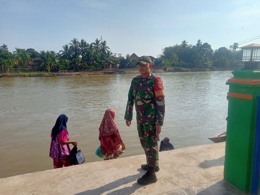 Babinsa Koramil 406-01/rawas ulu monitoring kegiatan gulbencal Di Desa binaan.
