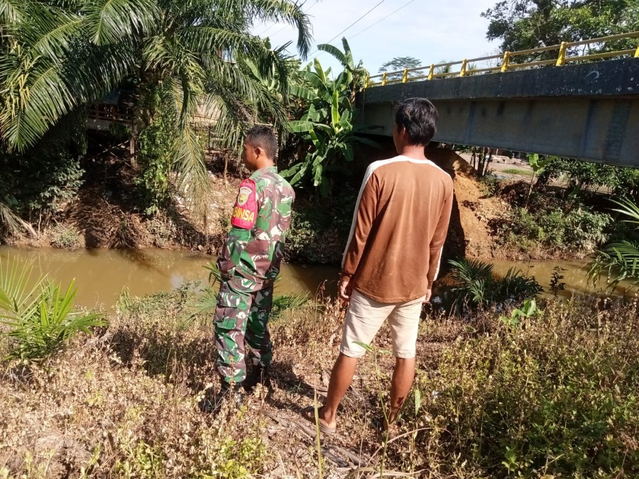 Babinsa Desa Sukakarya Cek Kondisi Terkini Debit Air Sungai yg rawan dan sering meluap Yang sering menyebabkan banjir