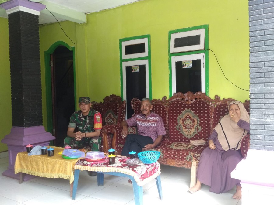 Tingkatkan keakraban Babinsa Komsos Dengan Tokoh Masyarakat di Wilayah Binaannya