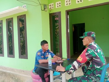 Babinsa Koramil 406-07/jayaloka Melaksanakan Komsos Bersama Anggota Damkar di Wilayah binaan