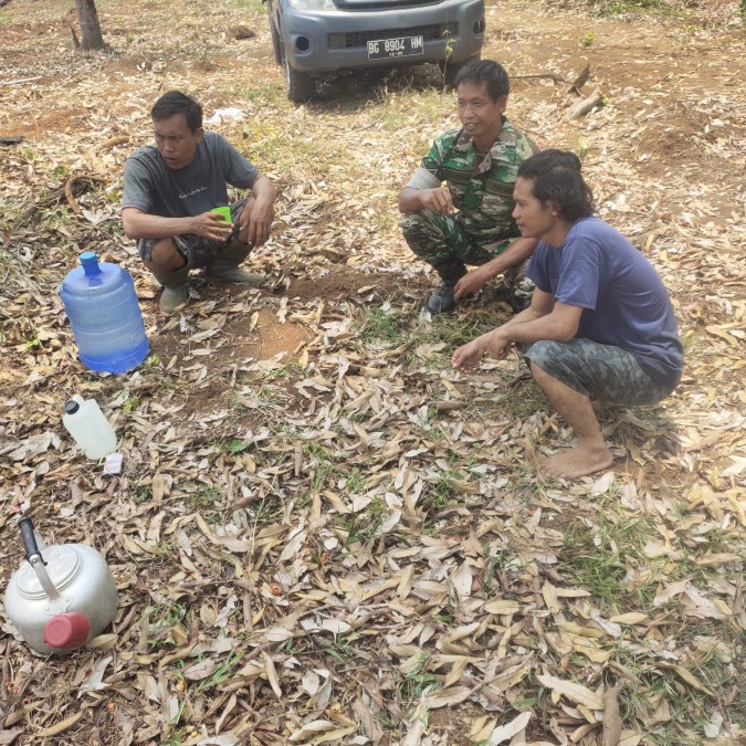 Babinsa Koramil 406-07/jayaloka Komsos Sosialisasi Keamanan dan Kebersihan lingkungan di wilayah binaan