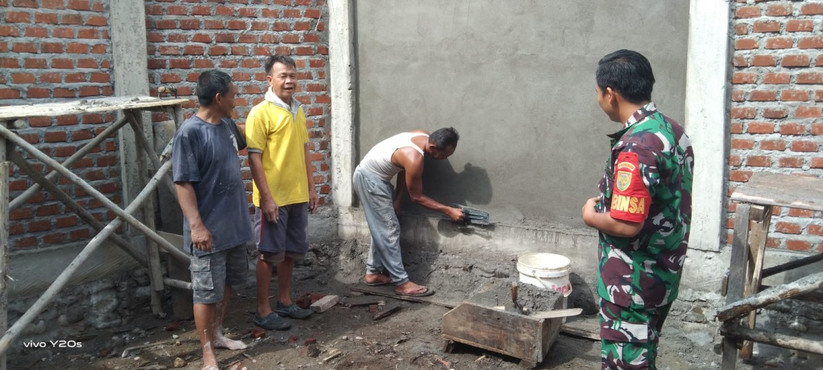 Komsos Dengan Tukang Bangunan, Babinsa Koramil 01/Banjarmasin Timur Berpesan Agar Berhati-hati Dalam Bekerja