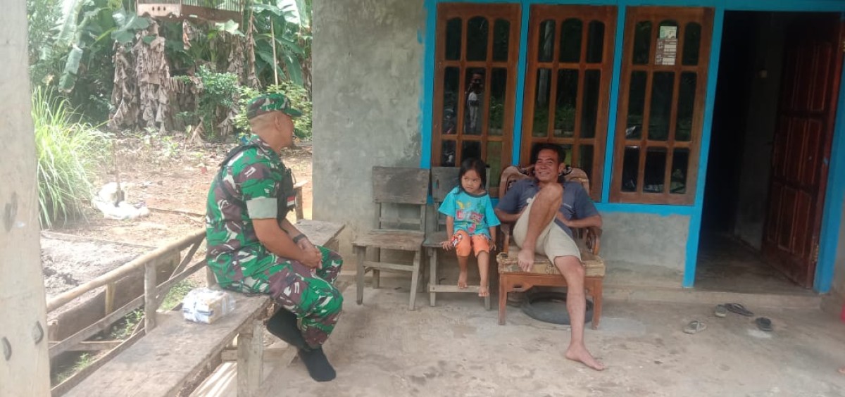 Babinsa Koramil 406-07/Jayaloka Lakukan Kegiatan Anjangsana ke Rumah Tokoh Masyarakat di wilayah binaan.