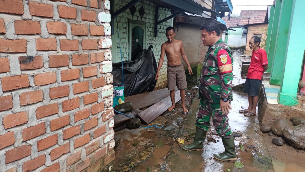 Kewajiban Babinsa, Serka Yefri Sani Babinsa 406-09/Terawas Monitoring Wilayah Binaan Pasca Banjir