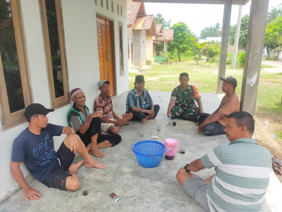 Jalani Silaturahmi Babinsa Koramil 406-09/Terawas Melaksanakan Komsos Di Wilayah Binaan.