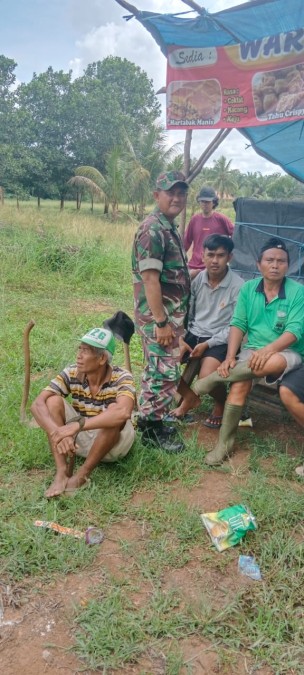 Sertu Daud Babinsa Koramil 406-07/jayaloka jalin Komsos Tidak Memandang Tempat