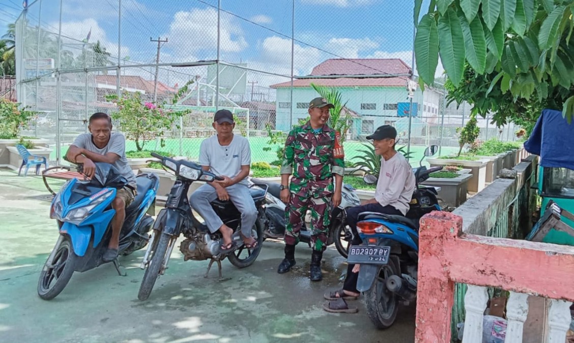 Untuk meningkatkan keamanan bersama babinsa 406-01/rawas ulu Komsos Dengan warga Desa, Bahas Keamanan dan Ketertiban wilayah