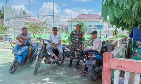 Untuk meningkatkan keamanan bersama babinsa 406-01/rawas ulu Komsos Dengan warga Desa, Bahas Keamanan dan Ketertiban wilayah