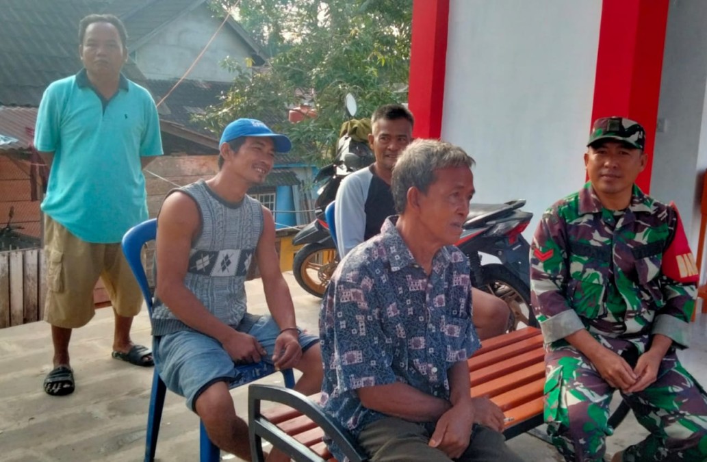 Salah satu tugas pokok babinsa mengayomi masyarakat dengan cara melakukan Komsos Dan silaturahmi ke masyarakat di desa Binaan