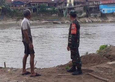 Antisipasi luapan sungai Babinsa Koramil 406-01/rawas ulu monitoring kegiatan gulbencal Di Desa binaan