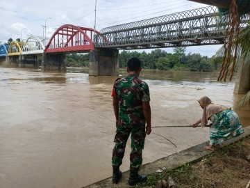 seringnya terjadi banjir akibat luapan sungai rupit Babinsa Koramil 406-03/rupit monitoring kegiatan Gulbencal pengecekan debit air