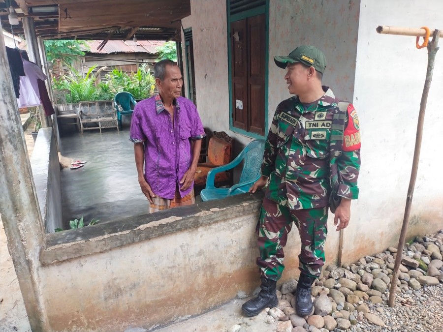 Babinsa Koramil 406-06/Tugumulyo Melaksanakan Komsos dengan Tokoh Masyarakat di Wilayah Binaan