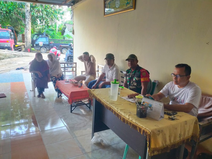 Babinsa Komsos Dengan Perangkat Desa Bahas Tentang Keamanan Dan ketertiban di wilayah