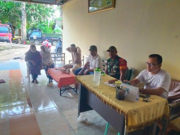 Babinsa Komsos Dengan Perangkat Desa Bahas Tentang Keamanan Dan ketertiban di wilayah