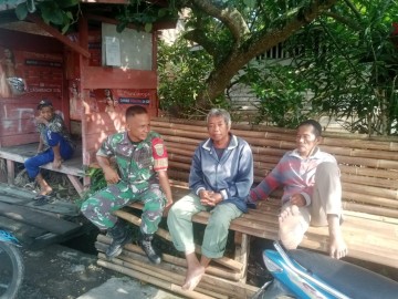 Tingkatkan Keamanan Babinsa Koramil 406-09/Terawas Sertu Eko Melaksanakan Komsos Di Wilayah Binaaan.