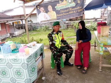 Komsos Dengan Pedagang manisan, Babinsa Koramil 406-07/jayaloka cek Harga sembako