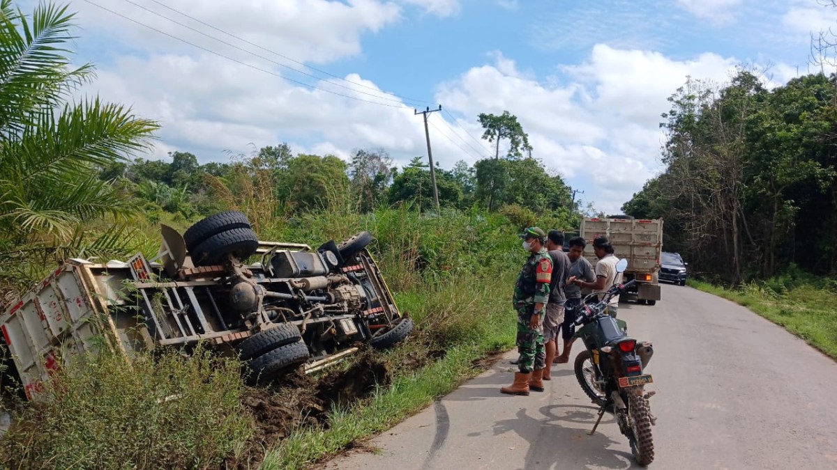 Babinsa Sigap Bantu Evakuasi Mobil Terbalik di wilayah desa binaan