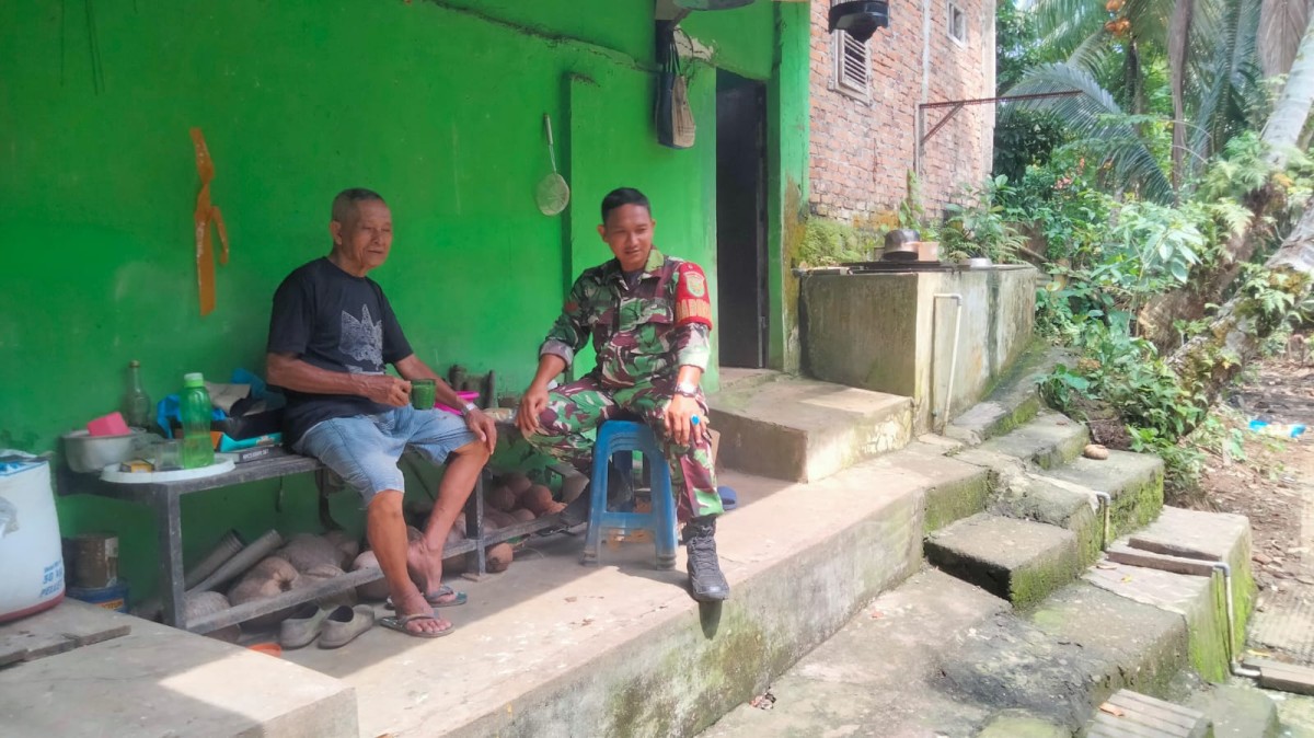 Babinsa Koramil 406-08/Lubuklinggau Koptu Evi Chandra Melaksanakan Komsos.