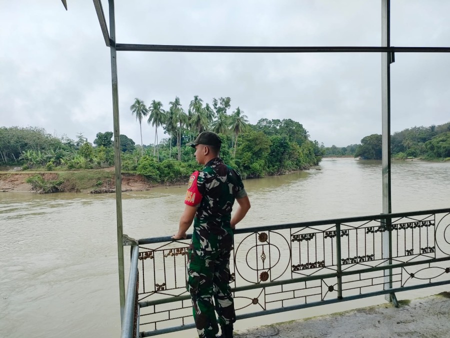 Antisipasi luapan sungai dan seringnya terjadi banjir, babinsa melaksanakan rutin kegiatan gulbencal Di Desa binaan