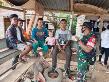 salah satu peran tugas Babinsa untuk mengayomi masyarakat dengan cara melaksanakan kegiatan komsos dan silaturahmi ke masyarakat di desa Binaan.