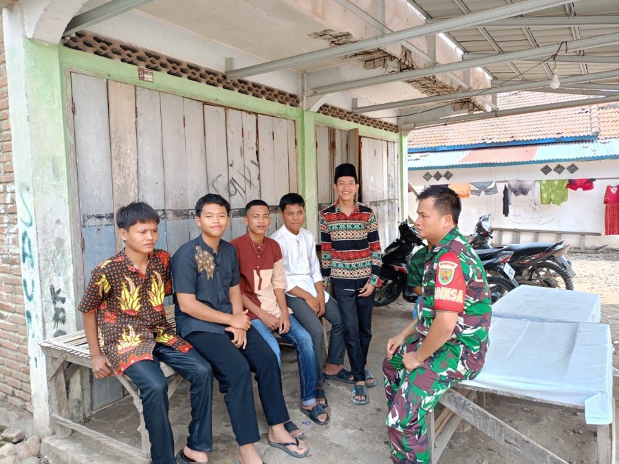 Peran salah satu tugas Babinsa untuk mengayomi masyarakat dengan cara melaksanakan kegiatan komsos dan silaturahmi ke masyarakat di desa Binaan.