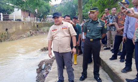 Kepala Staf Kodim Bersama Pj Walikota Lubuk Linggau Tinjau Lokasi Kejadian Banjir Akibat Luapan Air Sungai