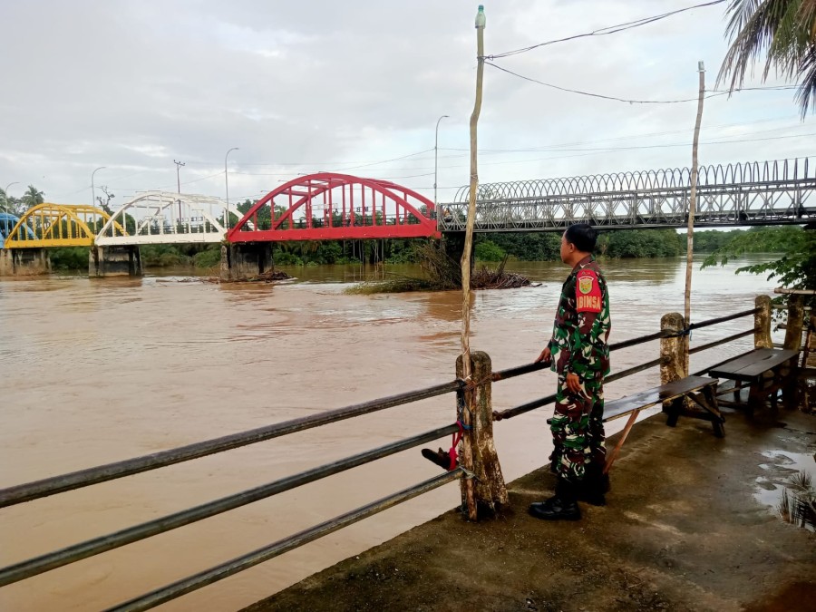 Meningkatnya Curah Hujan Babinsa melaksanakan kegiatan gulbencal dan Rutin Pantau Debit Air Sungai rupit