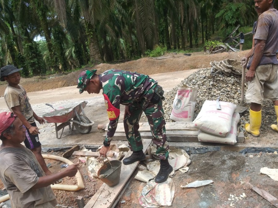 Membangun Desa Bersama Warga, Babinsa Bantu Kerja Bakti Pengecoran Jalan