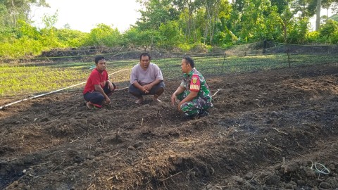Tingkatkan Keamanan Babinsa Koramil 406-09/Terawas Sertu Zainal Abidin Melaksanakan Komsos Di Wilayah Binaaan.