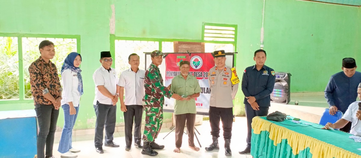 Babinsa Dampingi Pembagian BLT dan Titik Nol Persen Pembangunan Jalan usaha tani