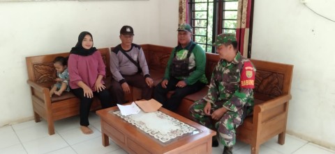 Babinsa melaksanakan kegiatan komsos dan silaturahmi ke masyarakat di desa Binaan