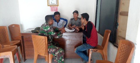 Rasa keakraban kepada masyarakat binaan Babinsa melaksanakan kegiatan komsos dan silaturahmi ke masyarakat di desa Binaan