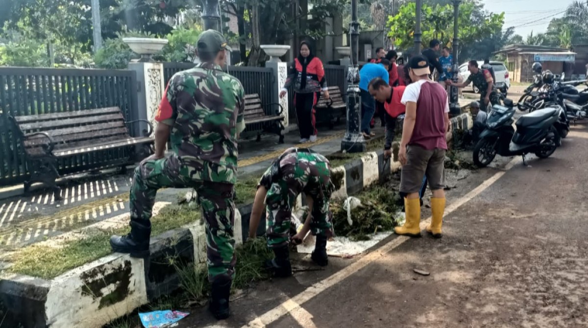 Jaga Tingkat Kebersihan Babinsa Koramil 406-09/Terawas Melaksanakan Gotong Royong Membersihkan Ruas Jalan.