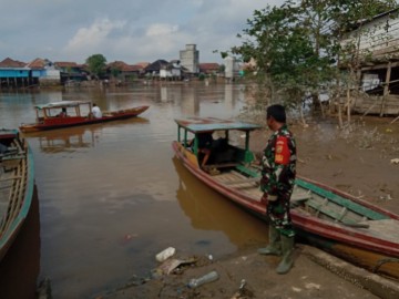 seringnya terjadi banjir akibat luapan sungai, giat rutin babinsa monitoring kegiatan Gulbencal pengecekan debit air sungai