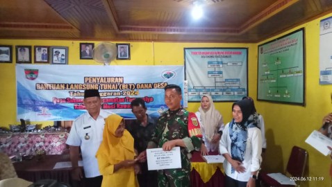 Peran Aktif, Babinsa koramil 406-06/Tugumulyo Dampingi Penyaluran BLT Dana Desa