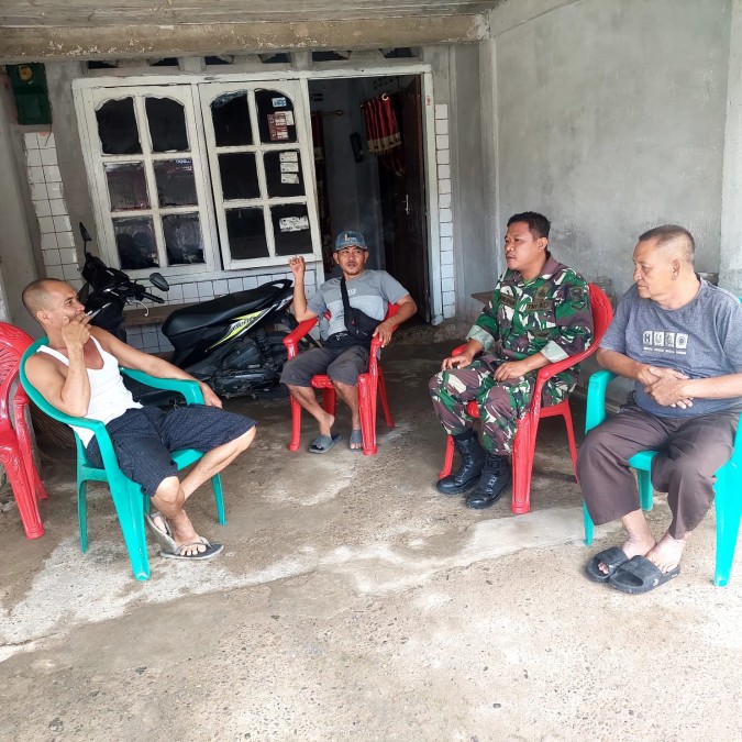 Rutinitas Babinsa melaksanakan kegiatan komsos dan silaturahmi ke masyarakat di desa Binaan