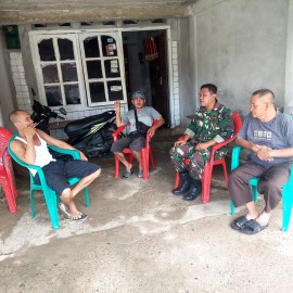 Rutinitas Babinsa melaksanakan kegiatan komsos dan silaturahmi ke masyarakat di desa Binaan