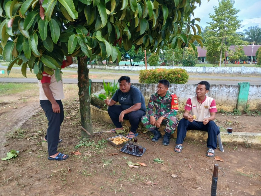 Jalin Silahturahmi Dan Keakraban, Babinsa Laksanakan Komsos Dengan Masyarakat desa Binaan.