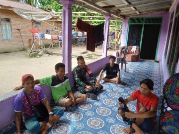 Jalani Silaturahmi Babinsa Koramil 406-09/Terawas Kopda Meidy Melaksanakan Komsos Di Wilayah Binaan.