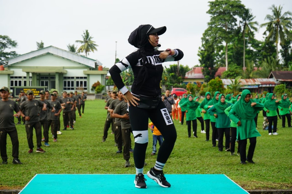 Jum’at Sehat Personel Kodim 0406/Lubuklinggau dan Persit KCK Cabang XVII Melaksanakan Olahraga Senam Sehat