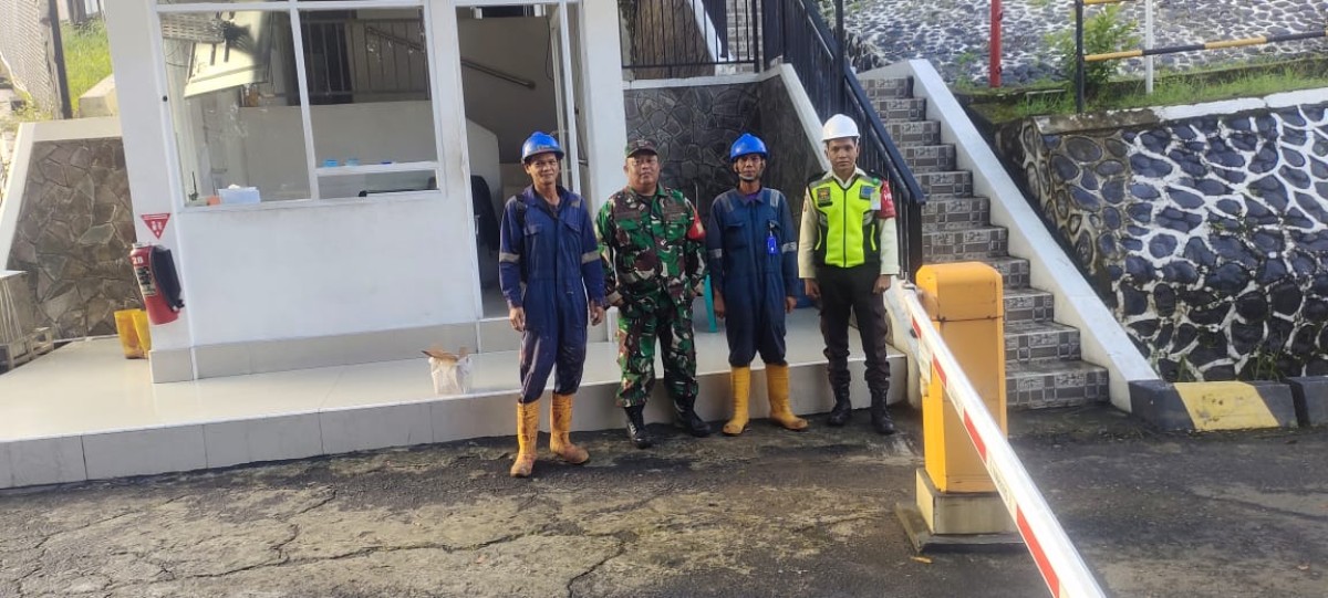 Meningkatkan Keamanan Babinsa Koramil 406-08/Lubuklinggau Serda Zainal Melaksanakan Komsos Bersama Security Pertamina.